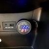 Βολτόμετρο, Θερμόμετρο Και Φορτιστής Αυτοκινήτου Με USB Μαύρο Με Κόκκινα Και Μπλε Νούμερα 1Τμχ