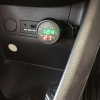 Βολτόμετρο, Θερμόμετρο Και Φορτιστής Αυτοκινήτου Με USB Μαύρο Με Κόκκινα Και Πράσινα Νούμερα 1Τμχ